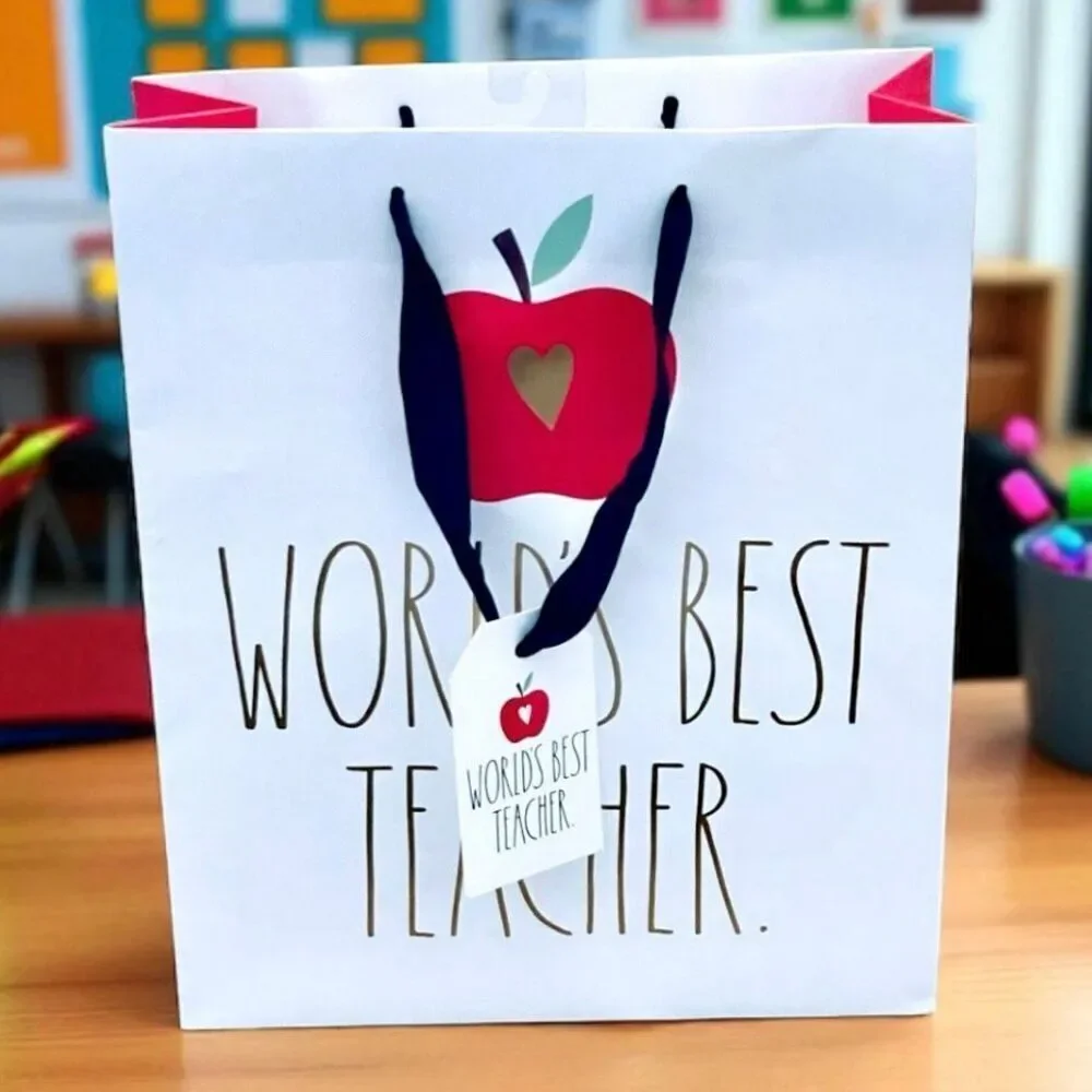 NWT Rae Dunn White World’s best Teacher Apple gift bag & hanging to:/from: card